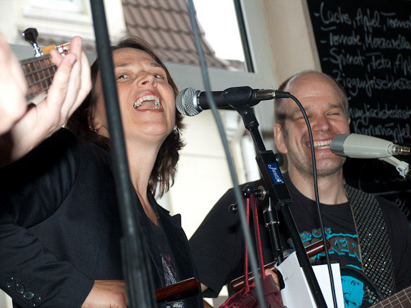 Claudia Beckerath und Arne Hollenbach mit Bongo in a bubble