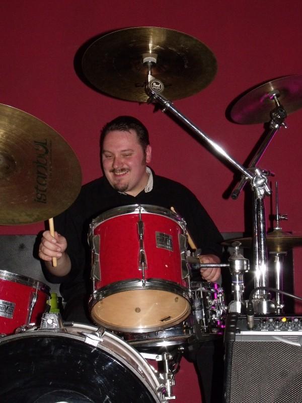 Andreas Sch&ouml;n am Schlagzeug mit Bongo in a bubble in Delmenhorst 2010