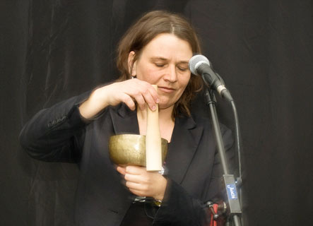 Claudia Beckerath mit Klangschale