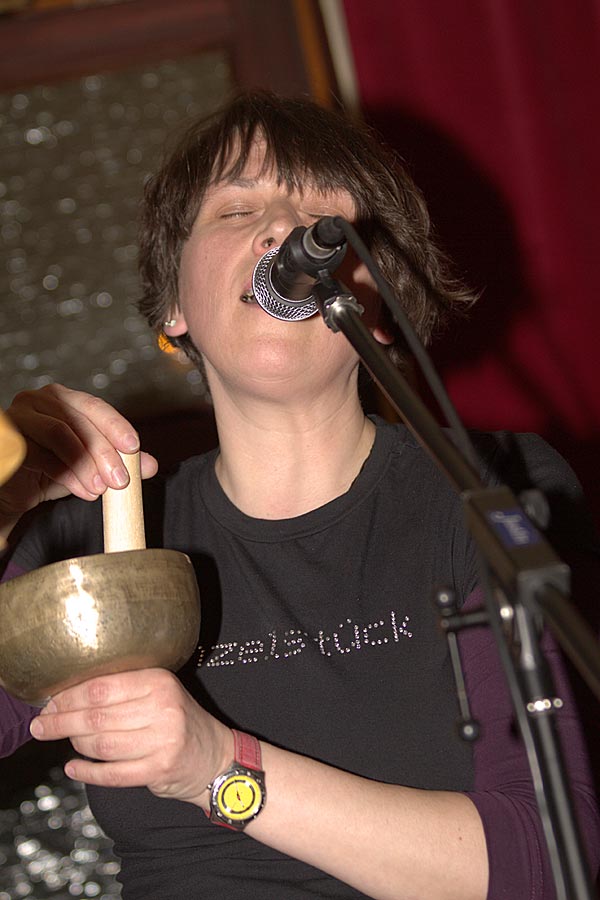 Claudia mit Klangschale